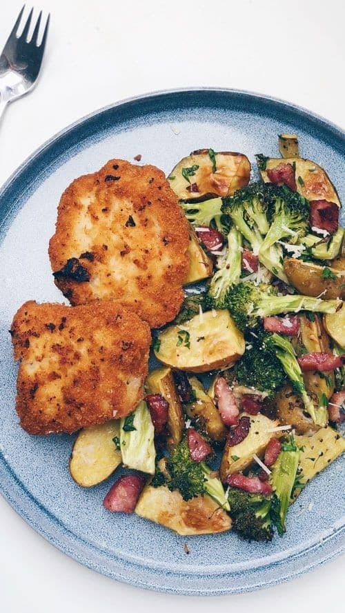 Panert fisk med stekte poteter og bacon