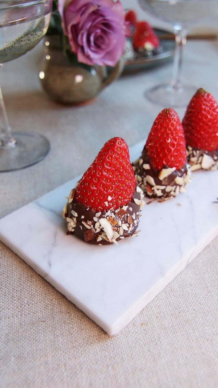 Jordbær dyppet i nøtter og sjokolade