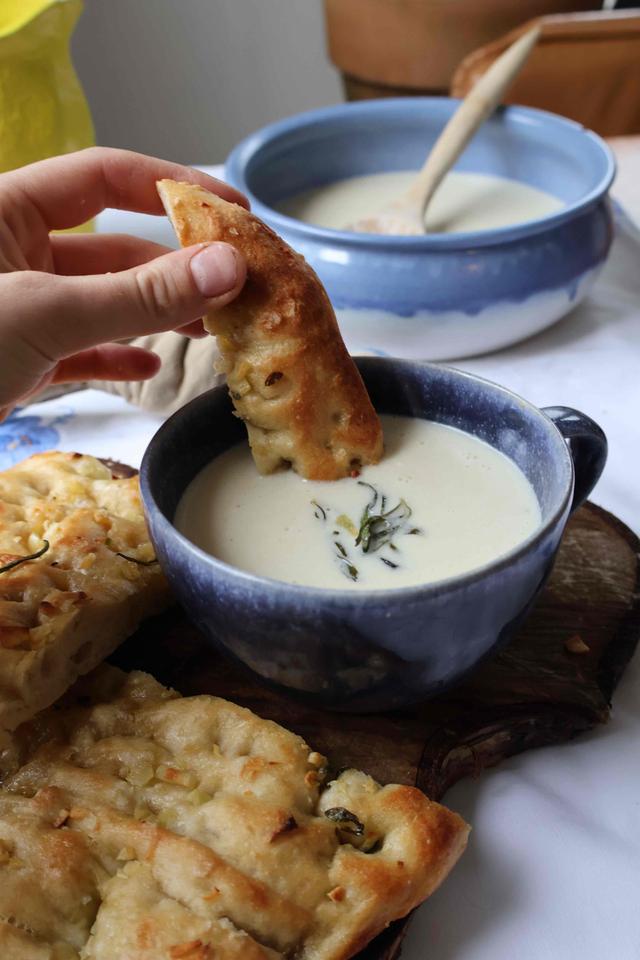 10/02 Blomkålsuppe med hvitløks-focaccia-brød