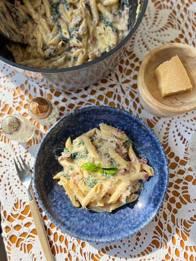 Kjapp pastarett laget med kremost og spekeskinke