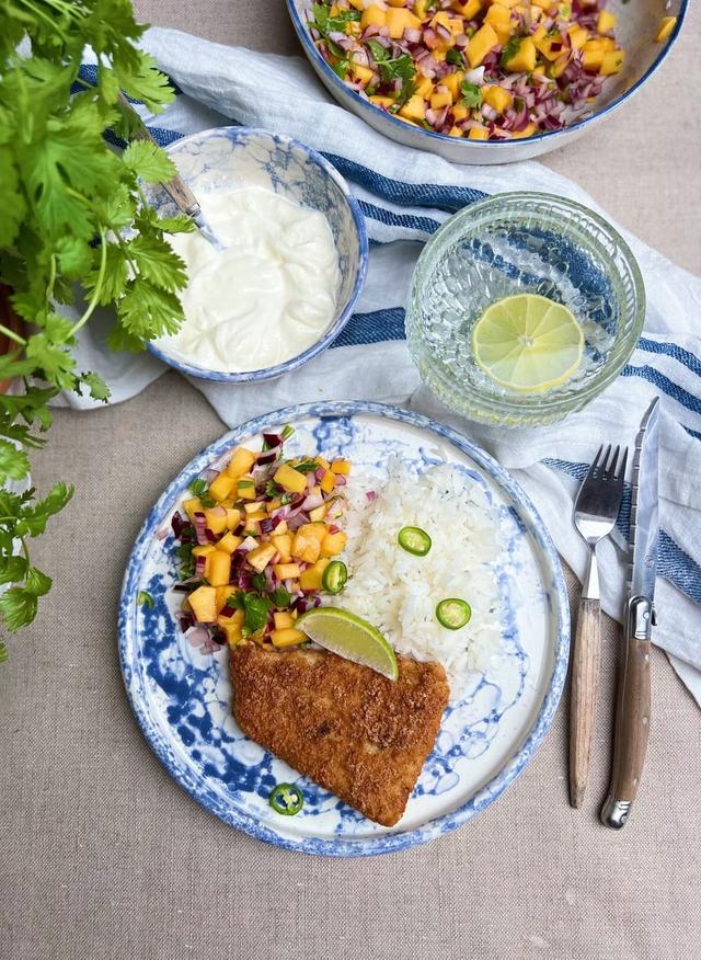 Panert fiskefilet med mangosalsa og ris