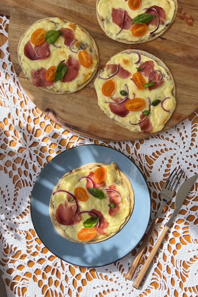 Mini-Pizzas with Prosciutto