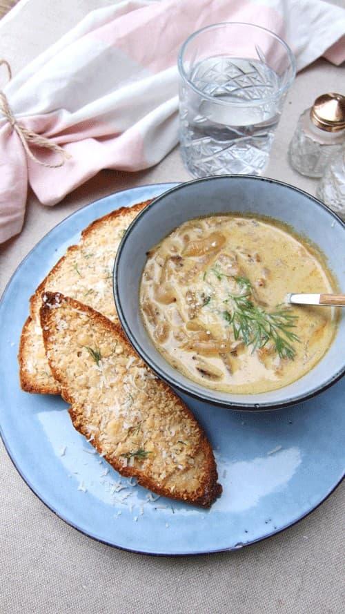 Kremet løksuppe med parmesantoast