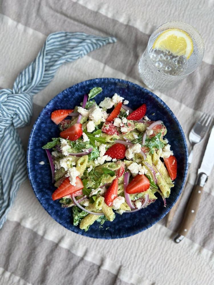 Pastasalat med kremet feta-pesto og jordbær