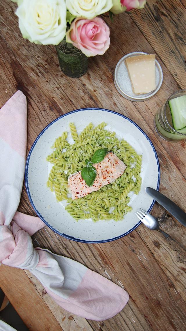 Laksefilet med pasta og hjemmelaget pesto