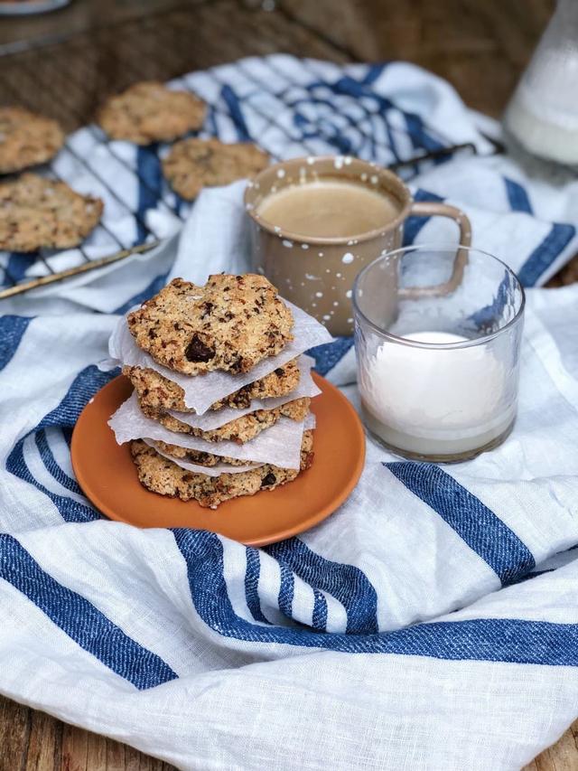 Havrecookies med mandler og mørk sjokolade