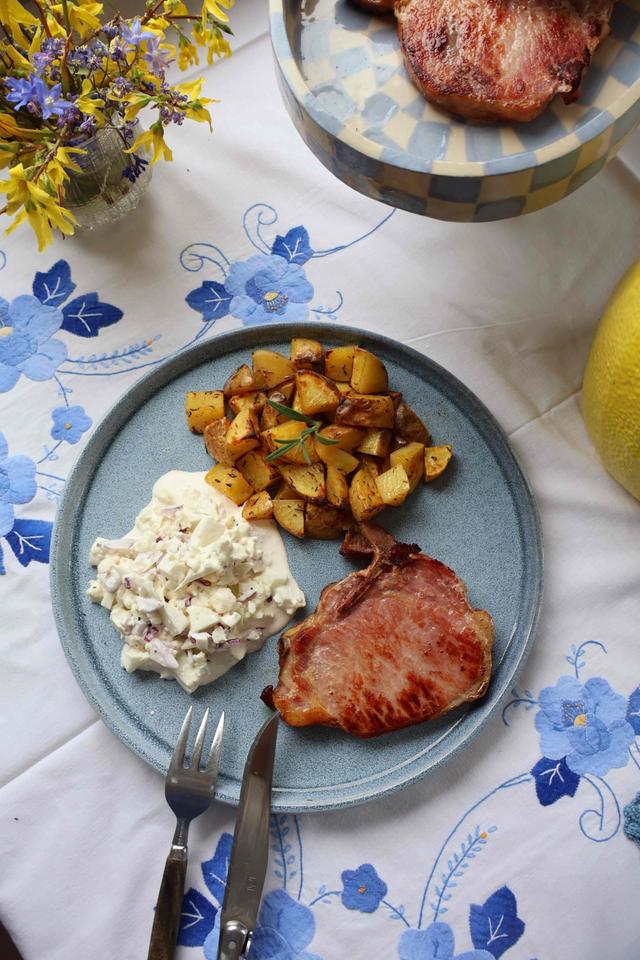 10/01 Svinekoteletter med stekte poteter og blomkålsalat