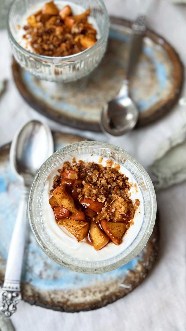 Yoghurt parfait med granola og karamelliserte epler