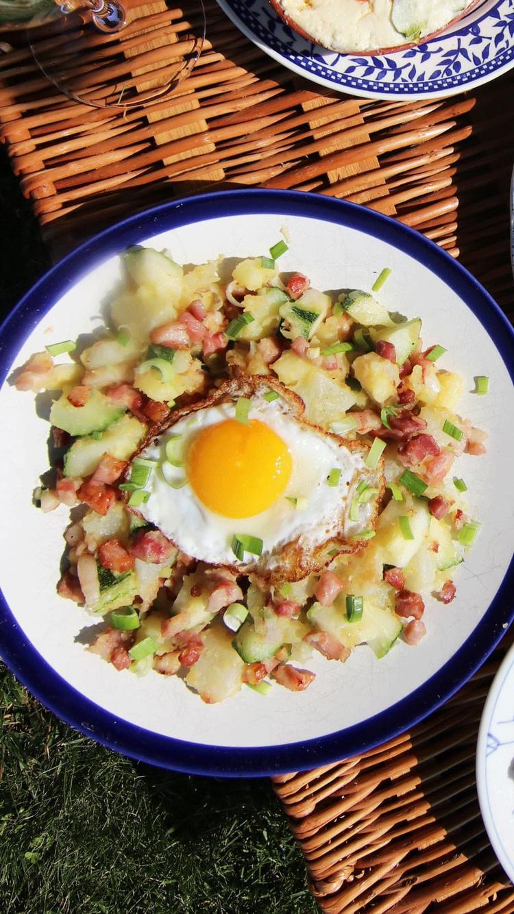 Pytt i panne med speilegg og bacon