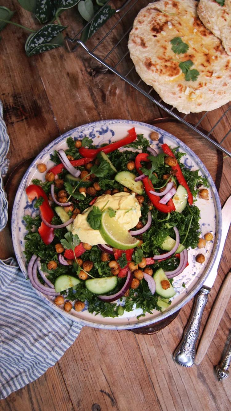 Grønnkålsalat med kikerter, karridressing og naan