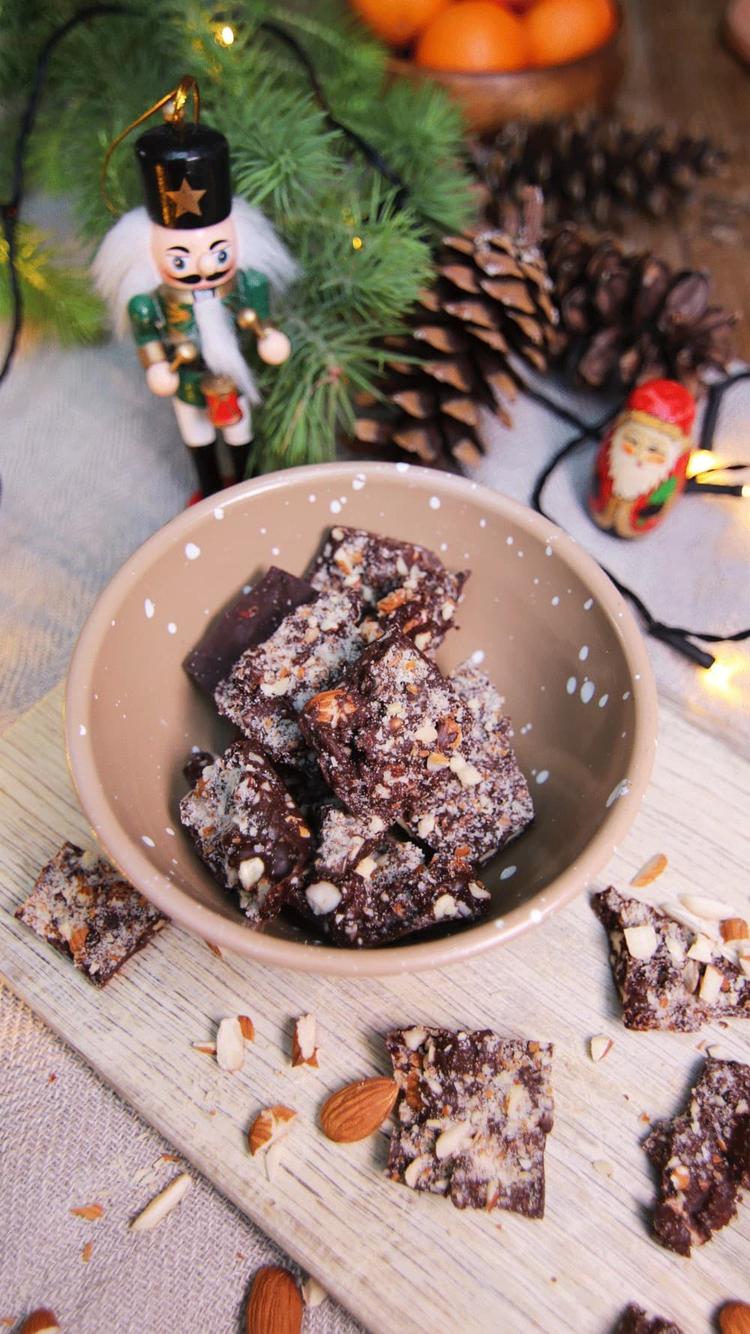 Sjokoladeknekk med hakkede mandler