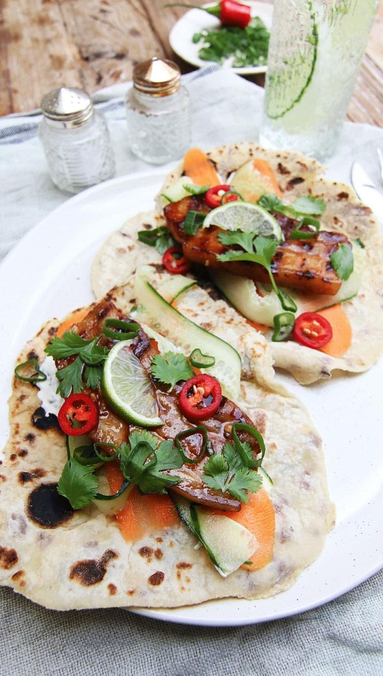 Grillribbe i potetlompe med korianderdressing