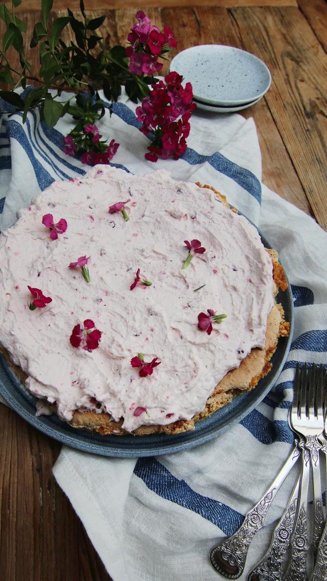 Norwegian Lingonberry Cake