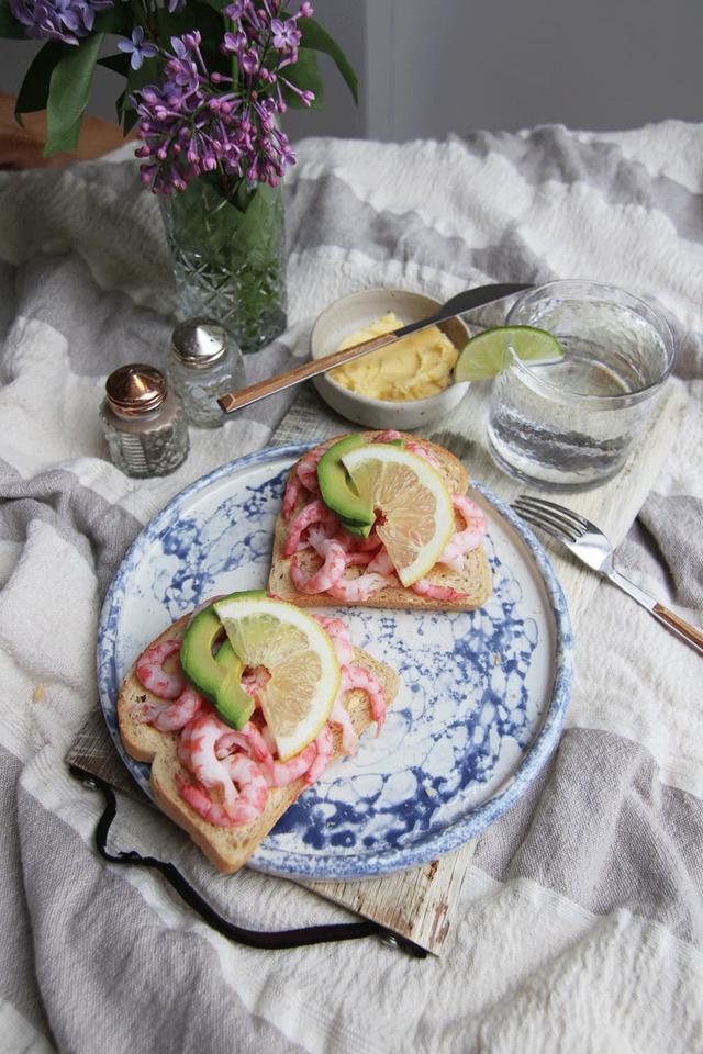 Loff med reker, avokado og hjemmepiska hvitløkssmør