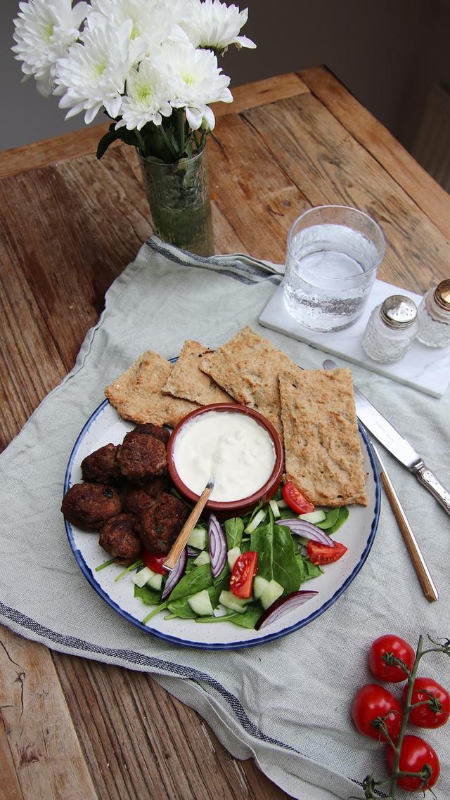 Gresk tallerken med vegetarboller og blomkålflatbrød