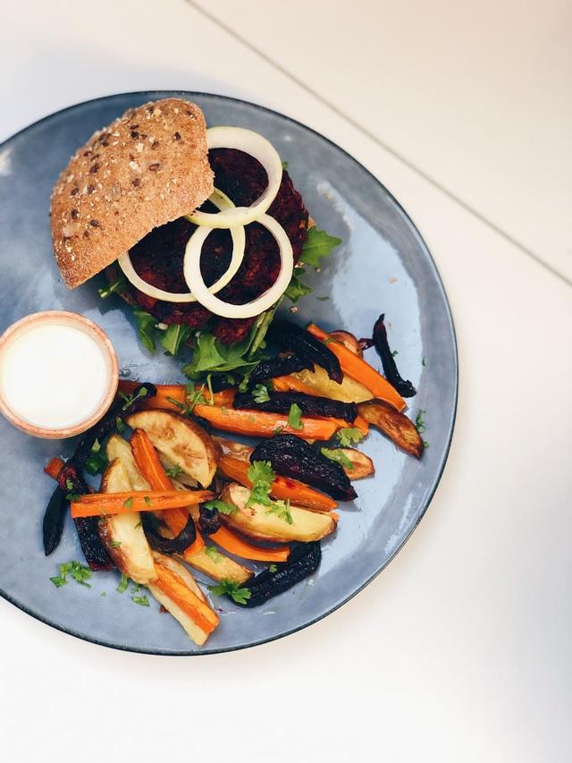 Linse- og rødbetburger med rotgrønnsaksfries