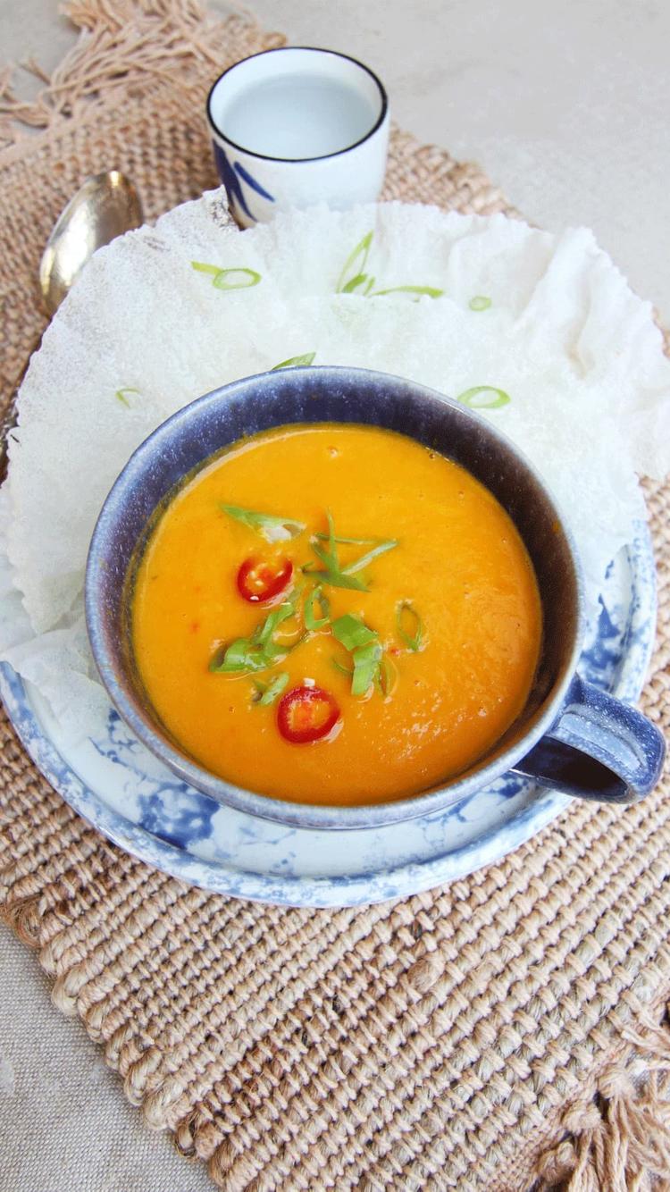 Gulrotsuppe med appelsin og chips laget med rispapir