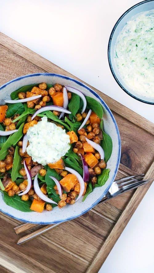 Salat med ristede kikerter, søtpotet og tzatziki