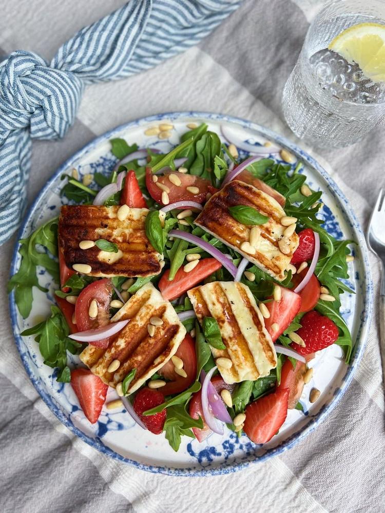 Grillet halloumisalat med jordbær
