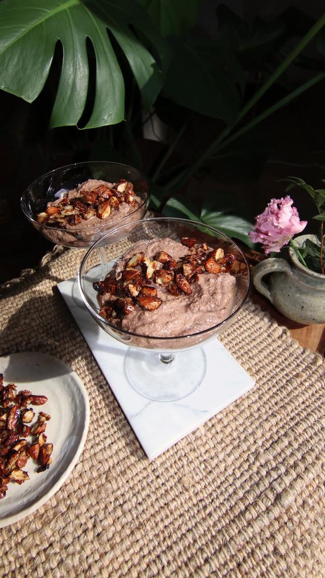 Sunnere sjokolademousse med karamelliserte nøtter