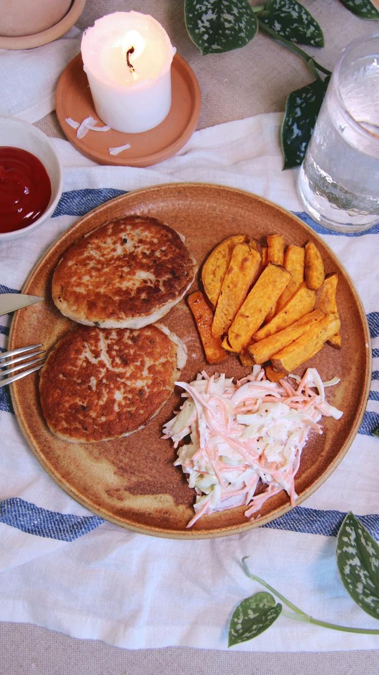 Fiskekaker, coleslaw og søtpotetfries