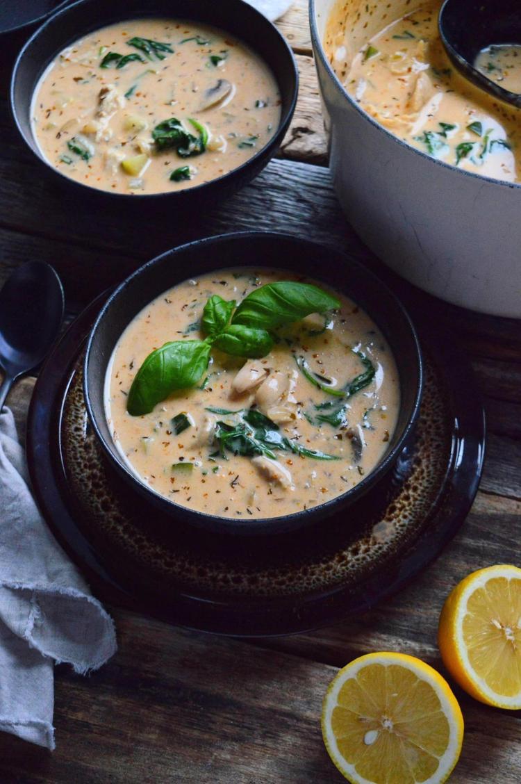Kyllingsuppe med sopp og spinat