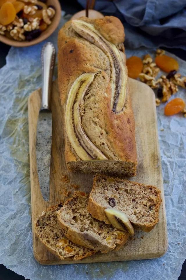 Glutenfritt bananbrød med aprikos, valnøtter & rosiner