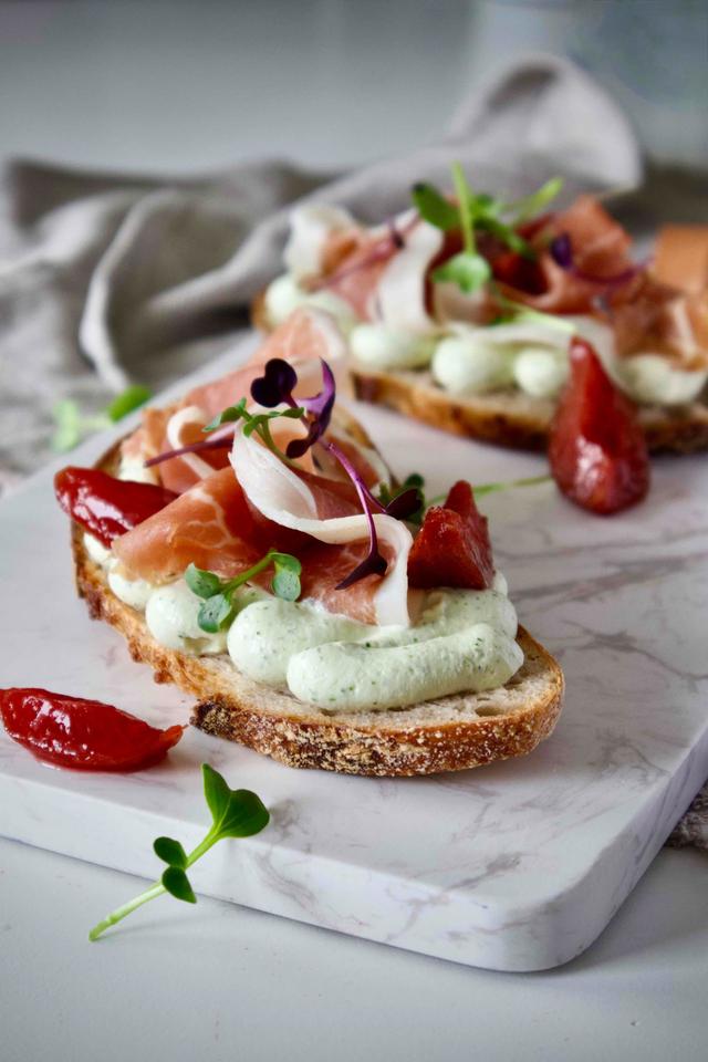 Blings med pisket basilikumricotta, spekeskinke og syltet plomme