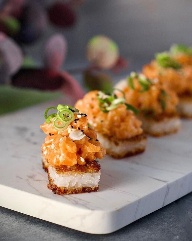 Crispy ris med spicy laks