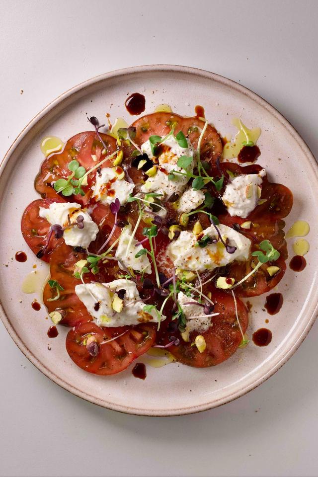 Tomat carpaccio med burrata, balsamico og pistasj