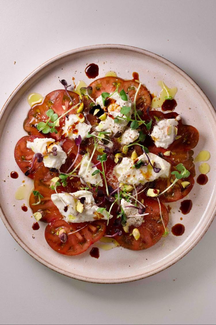 Tomat carpaccio med burrata, balsamico og pistasj