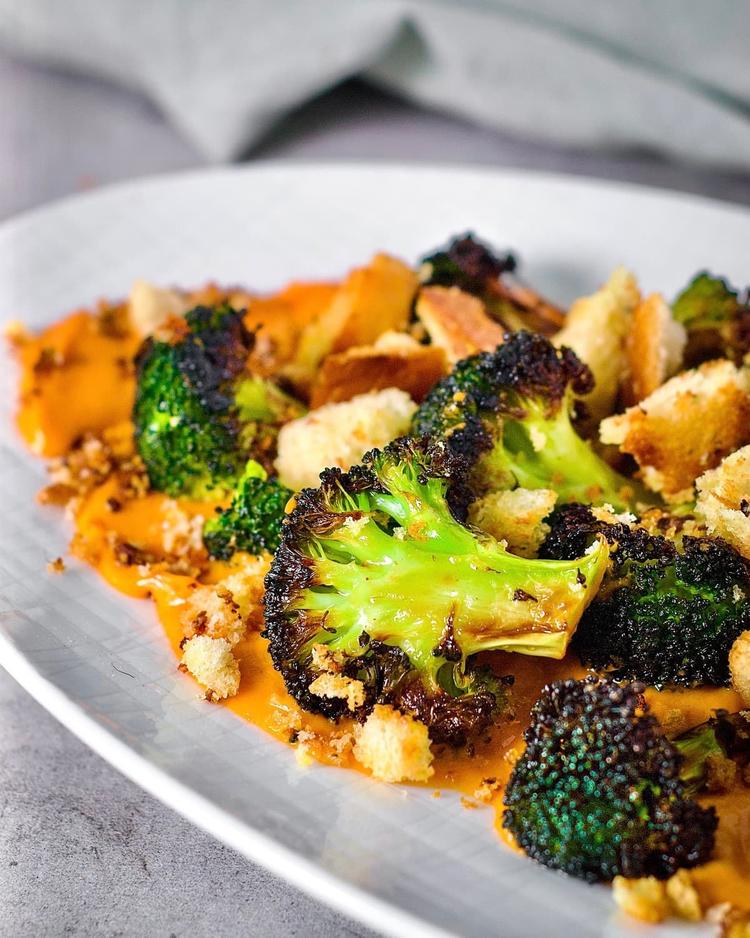 Brokkoli og kremet tomatsaus med sprøtt hvitløksbrød