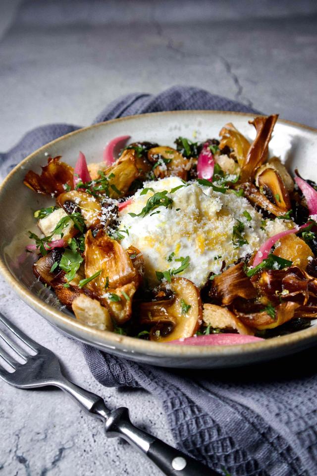 Lun soppsalat med Burrata, fritert artiskokk, sprøtt hvitløksbrød og brunet smør
