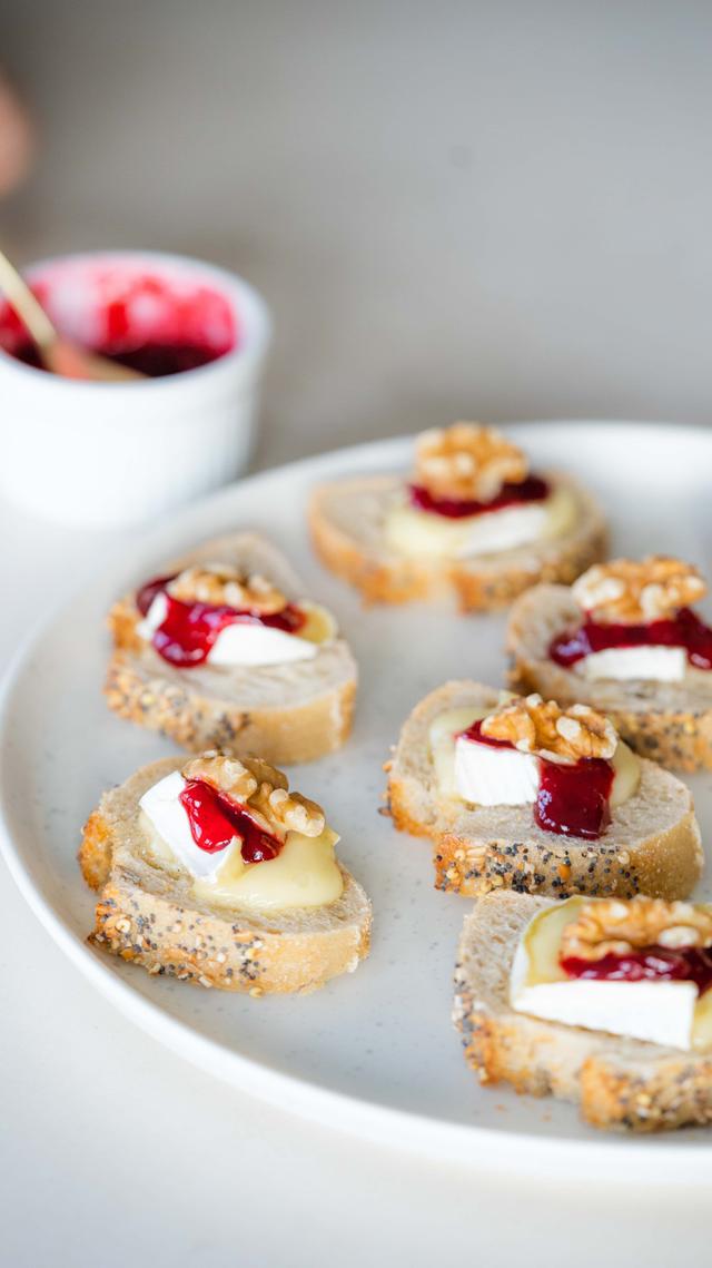 Toast med brie, tyttebærsyltetøy og valnøtter