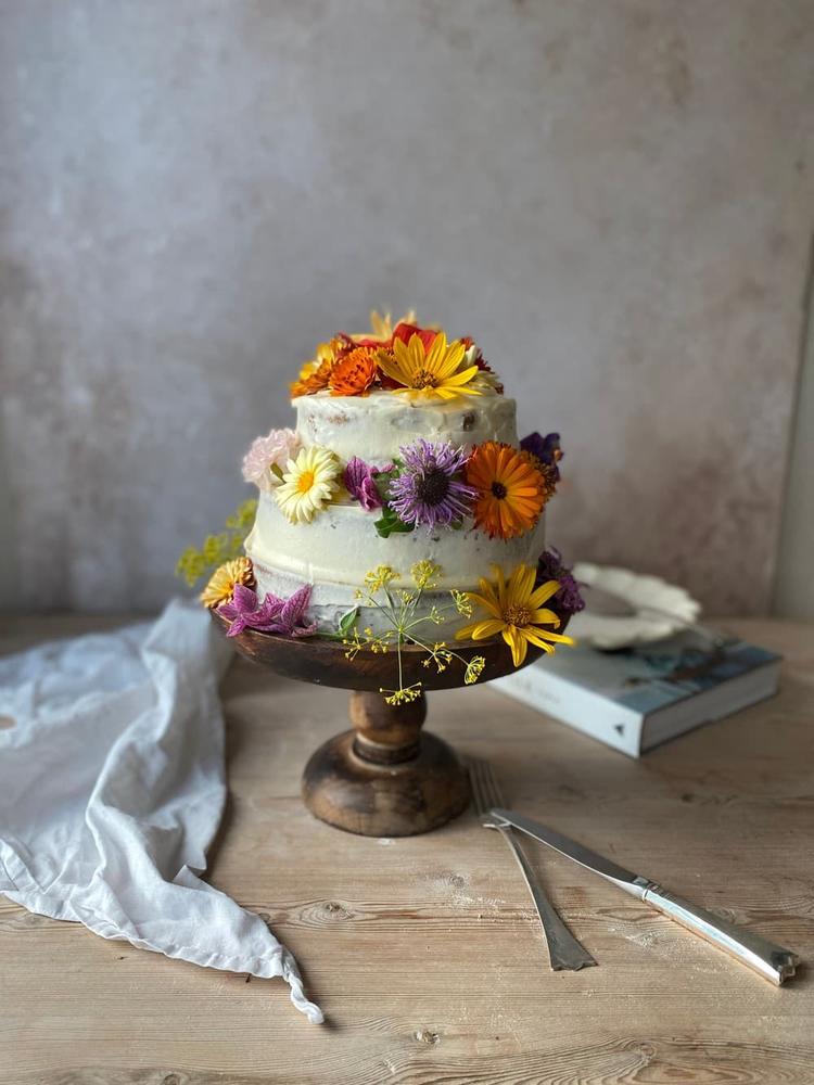 Gulrotkake med kremostglasur, pekaner og spiselige blomster