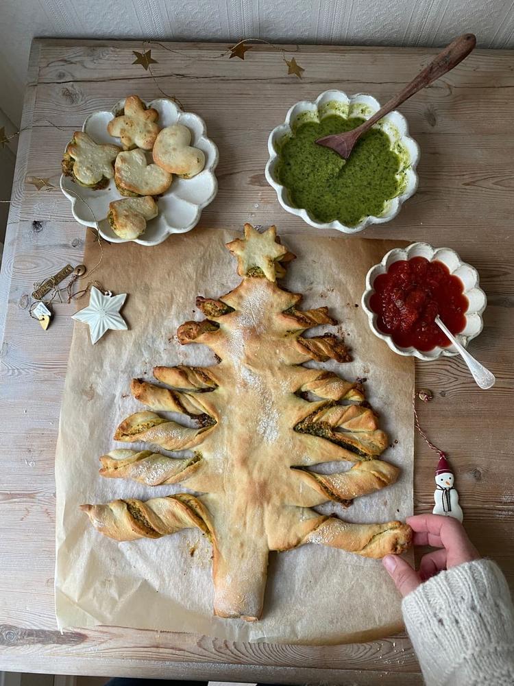 Pesto pizza som et juletre