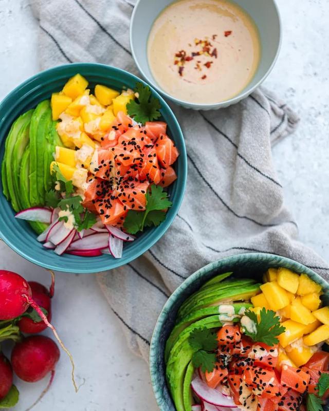 Poke bowl med sriracha og soyamayo