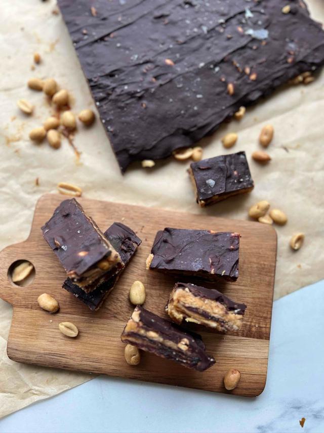 «Snickers» med dadler og peanøttsmør