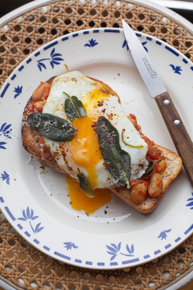 Toast med tomatbønner og sprø salvie