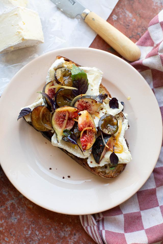 Toast med Brillat Savarin, fiken og plommer