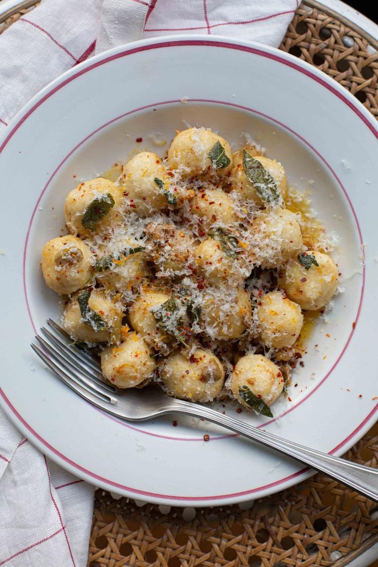 Ricottagnocchi med brunet appelsinsmør