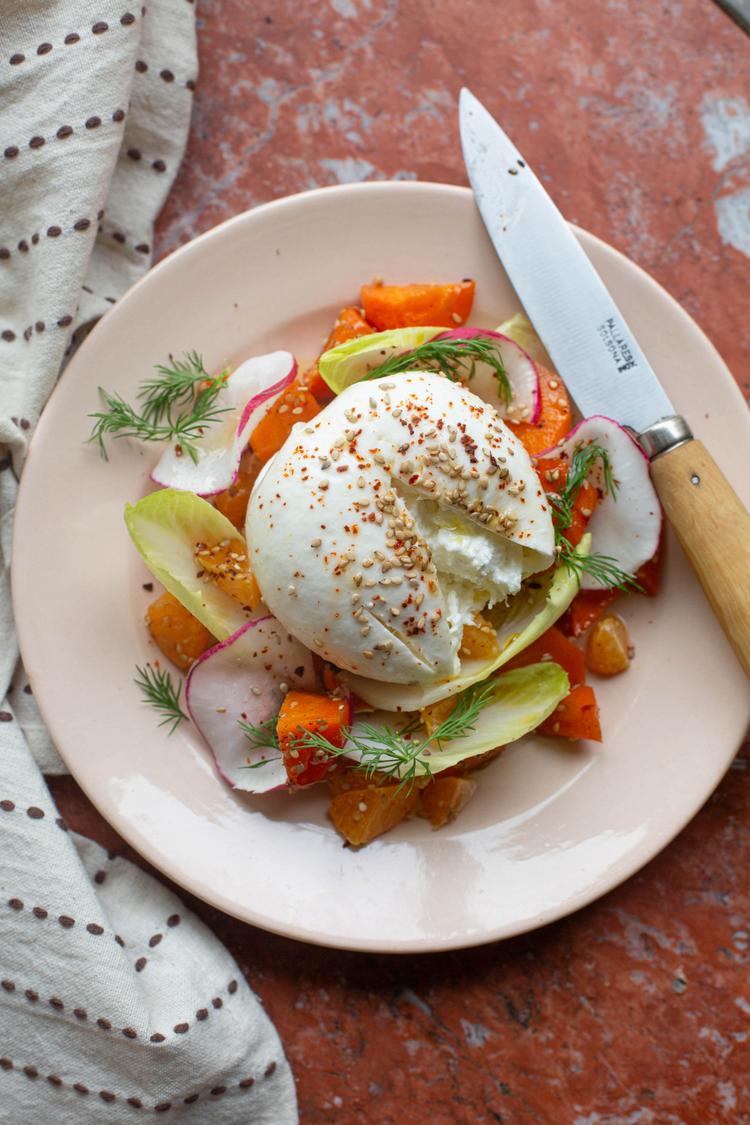 Ovnsbakte gulrøtter med burrata, klementin og sesam