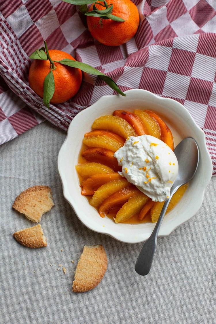 Vermutposjert kaki med appelsin og burrata