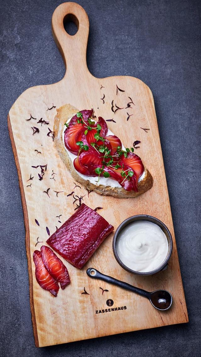 Rødbetgravet Salmalaks med ristet surdeigsbrød og pepperrotrømme