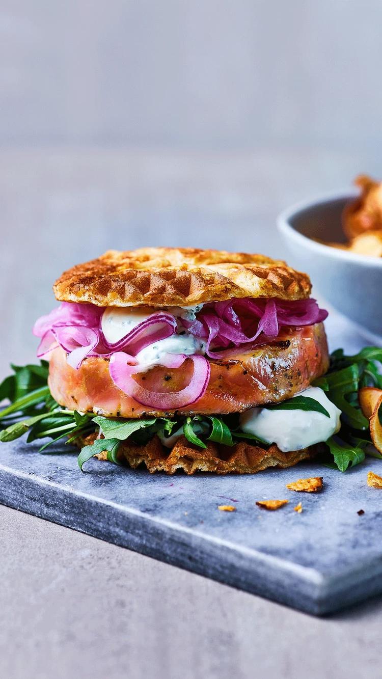 Vaffel-burger med Salmalaks og friterte jordskokkchips