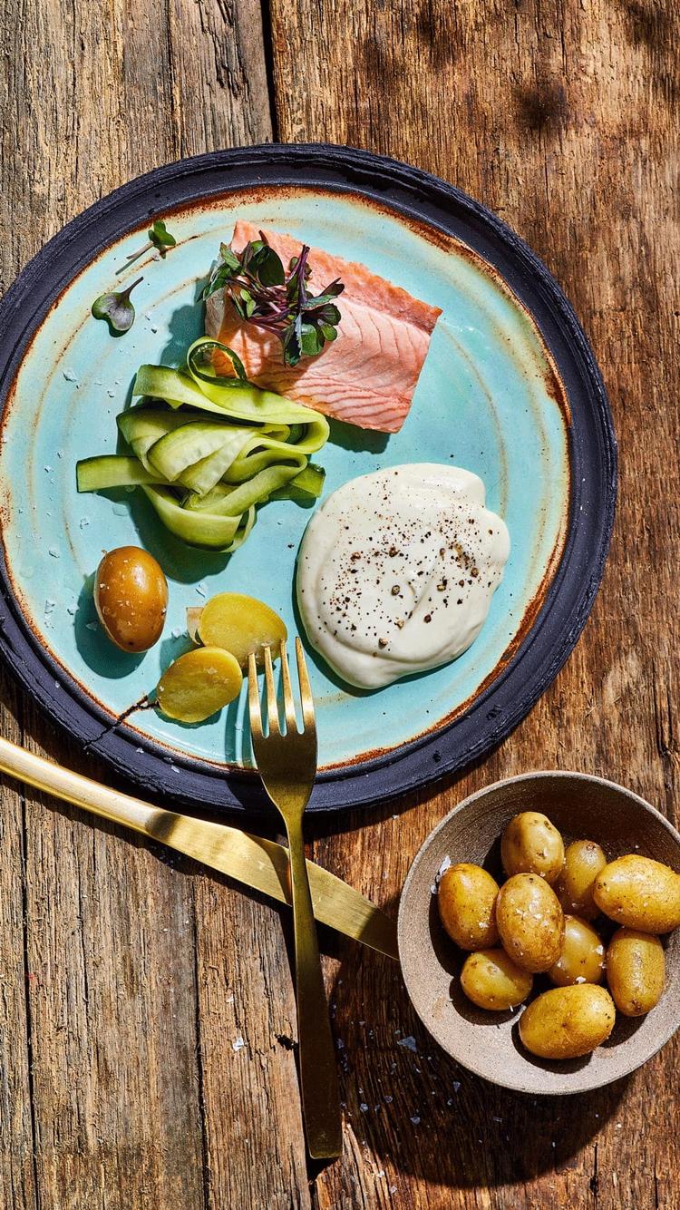 Kald Salma laks med kremet rømme, hurtigsyltet agurk og smørstekte poteter