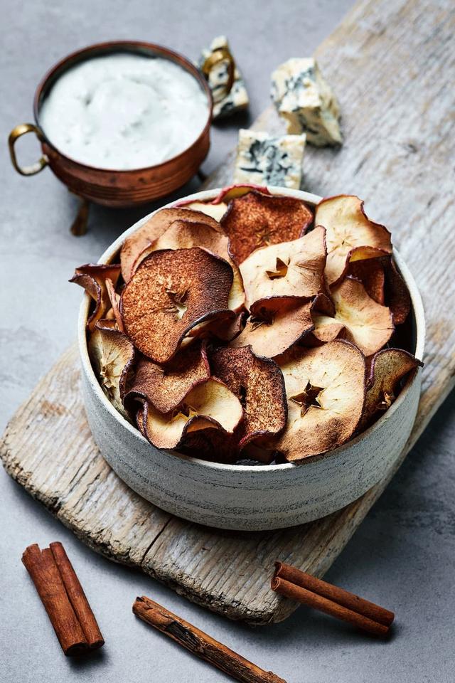 Eplechips med kanel og blåmuggost-dip