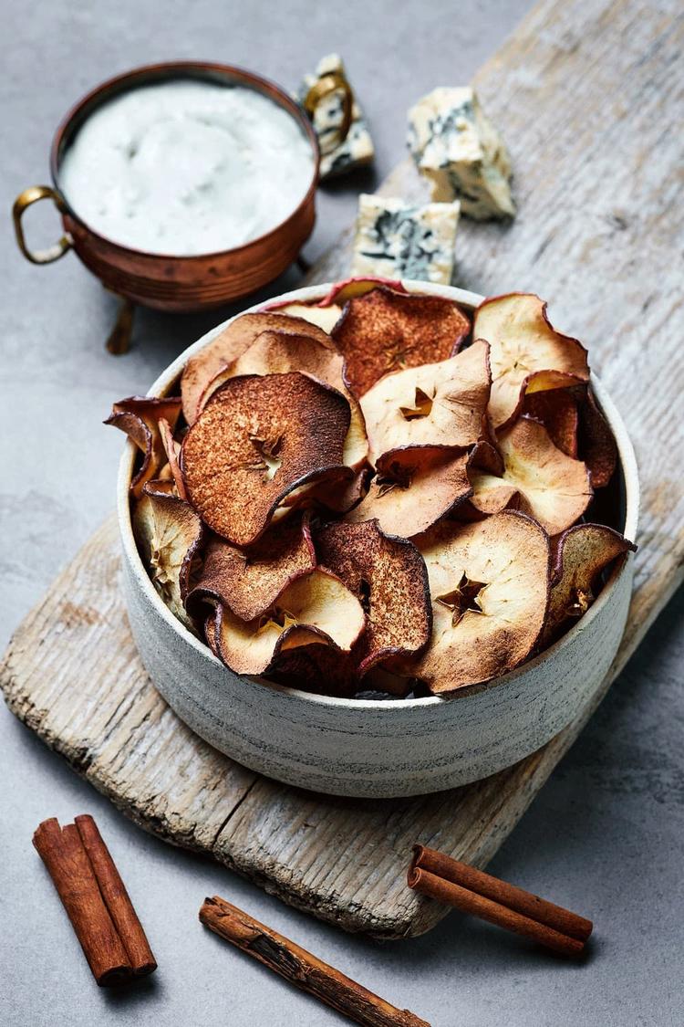 Eplechips med kanel og blåmuggost-dip