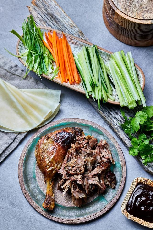 Saftig crispy duck med hoisinsaus, pannekaker og friske grønnsaker