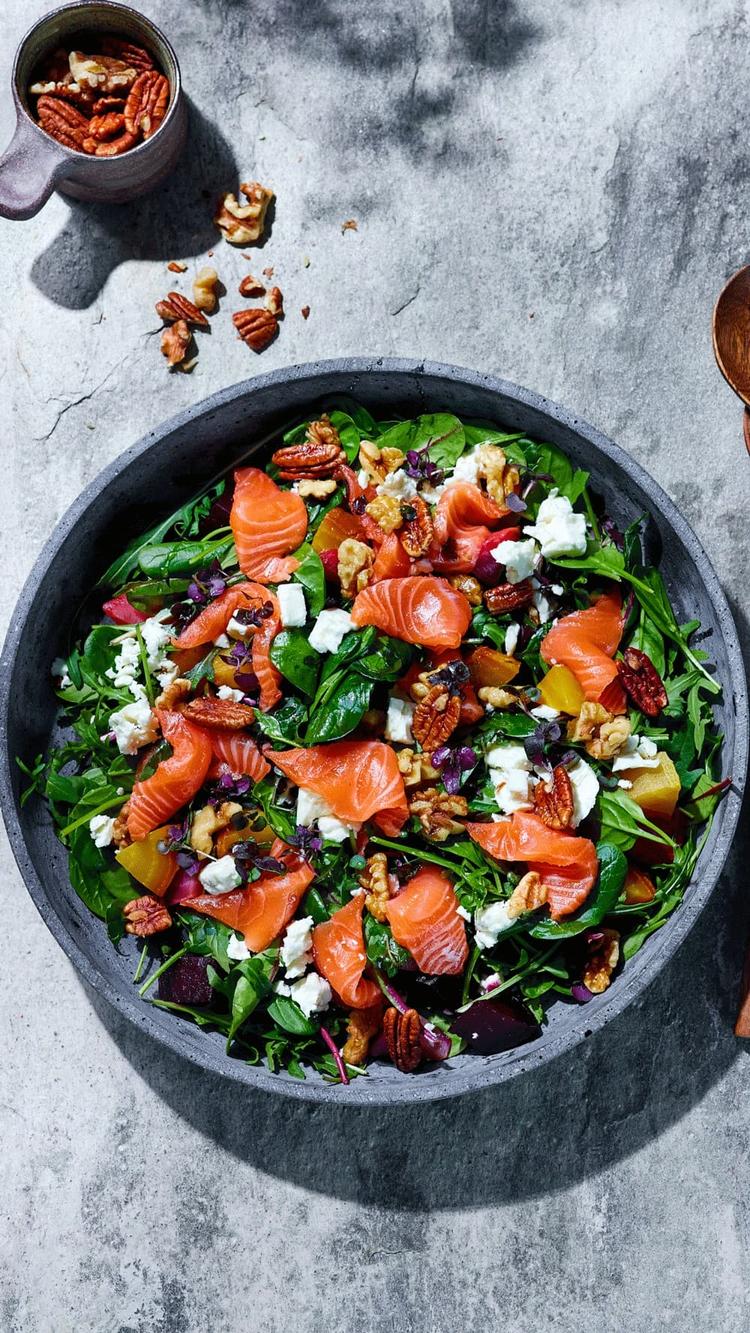 Frisk sommersalat med Salmalaks, bakte beter, ristede valnøtter, fetaost og syrlig honning